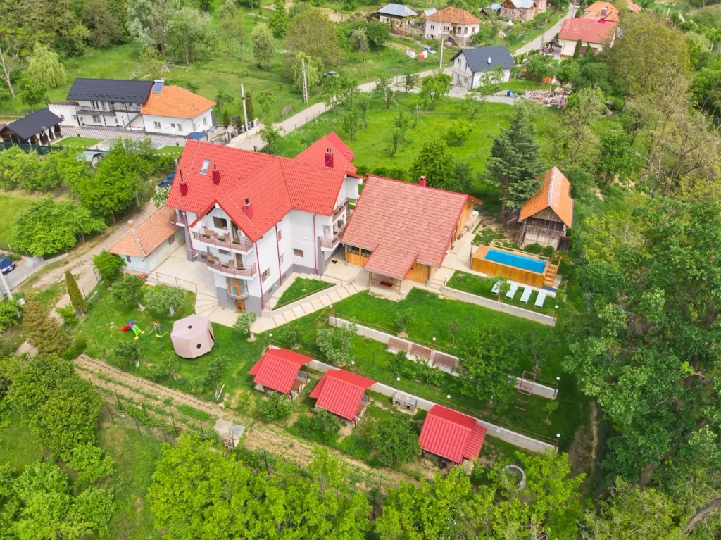 Poza din drona cu gradina si cazarea