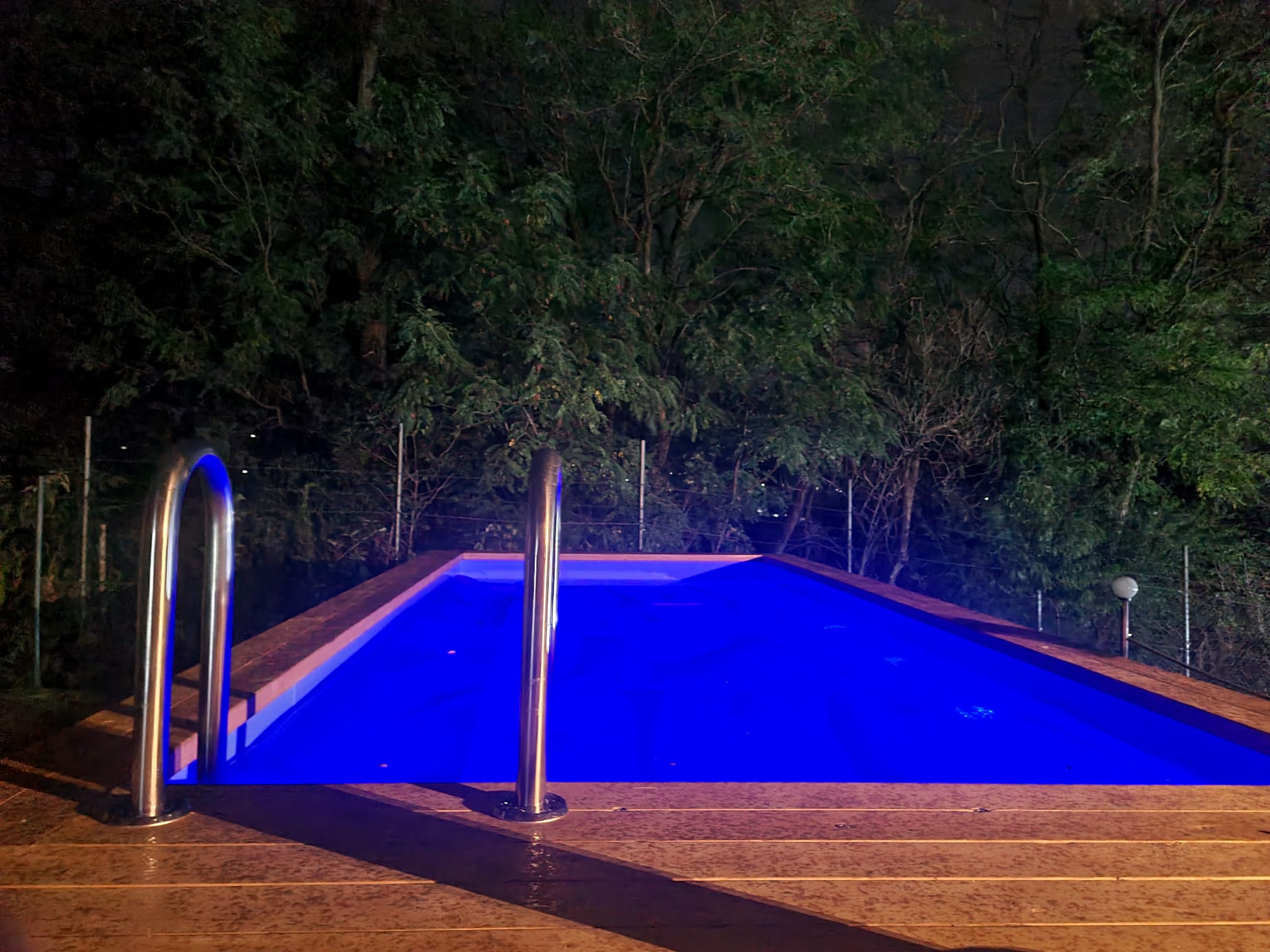 Poza noaptea din piscina incalzita