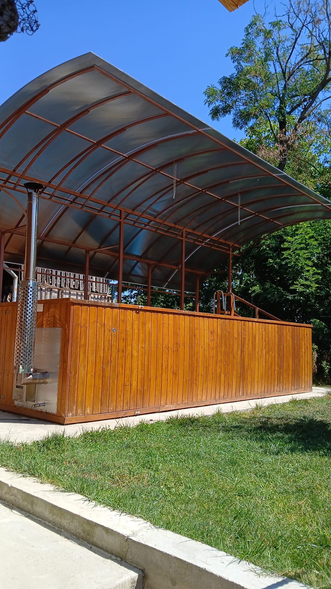 piscina incalzita din fata